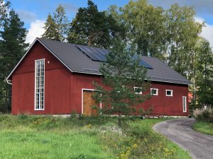 Lämmin 200m2:n työskentely ja säilytys halli ulkoa päin.